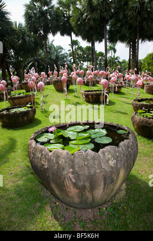 Keramik Schalen & Seerosen. Der französische Garten oder NongNooch Suan Nong Nooch Tropical Botanical Garden Resort, Chon Buri, Pattaya, Thailand, Asien Stockfoto