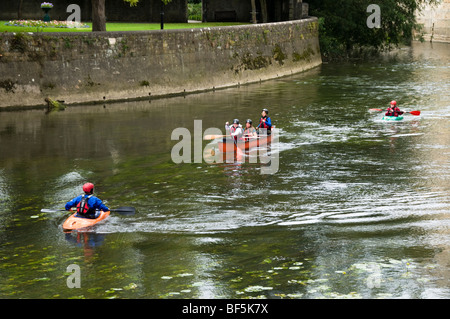 Menschen, die genießen, Kanu, River Avon, Bradford on Avon, Wiltshire, UK Stockfoto