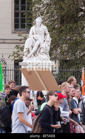 Demonstranten in Berlin unter der Büste von Alexander von Humboldt auf der Universität Unter Höhle Linden, Berlin, Deutschland, Europa Stockfoto