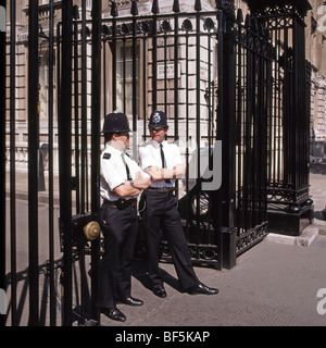 Whitehall Eintritt zur Downing Street mit Polizei Polizisten bewachen Sicherheitsschleusen Stockfoto