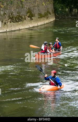 Menschen, die genießen, Kanu, River Avon, Bradford on Avon, Wiltshire, UK Stockfoto