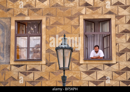 Mann aus dem Fenster, Prag, Tschechische Republik Stockfoto