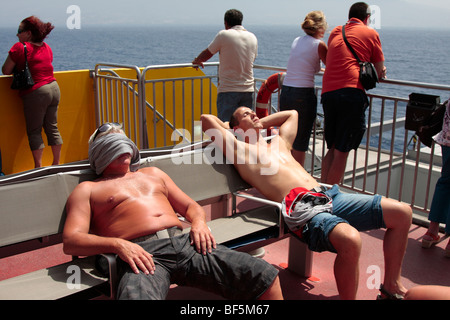 Zwei Männer, die zum Sonnenbaden an Deck der Fähre nach El Hierro aus Teneriffa-Kanarische Inseln-Spanien Stockfoto