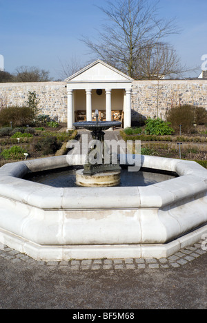 Brunnen in Physic Garden, Cowbridge, Vale von Glamorgan, South Wales, UK. Stockfoto