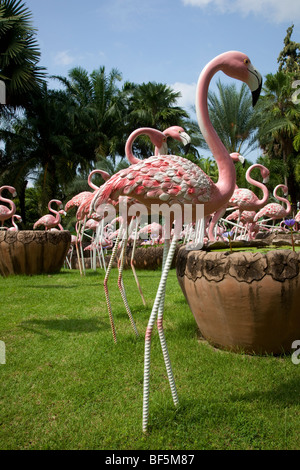 Der französische Garten, Töpfe und Flamingos an Suan oder NongNooch Nong Nooch Tropical Botanical Garden Center, Chon Buri Resort, Pattaya, Thailand, Asien Stockfoto