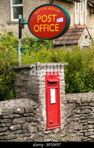 Sutton Benger Postamt Zeichen und kleinen roten Briefkasten, Sutton Benger, Wiltshire, UK Stockfoto
