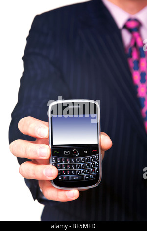 Geschäftsmann hält ein modernes Mobiltelefon Gerät, Beschneidungspfad für Bildschirm. Stockfoto