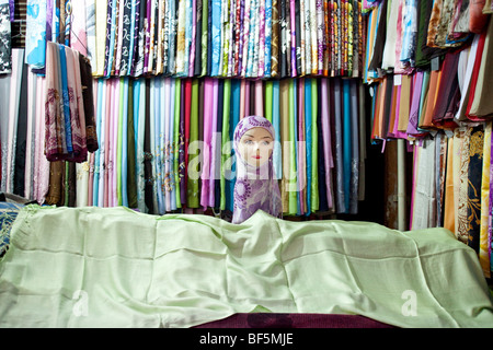 Ein Shop im Souk Marrakesch Verkauf Schleier und Hijabs für Musilm Frauen. Marokko. Stockfoto