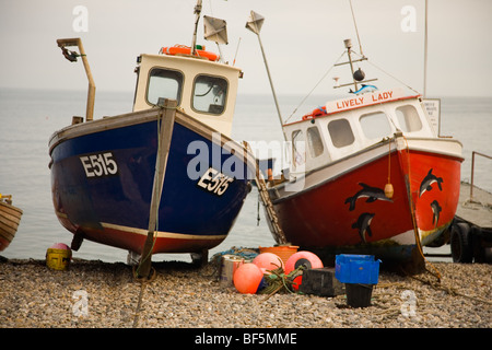 Zwei Fischerboote am Strand von Bier, East Devon Stockfoto