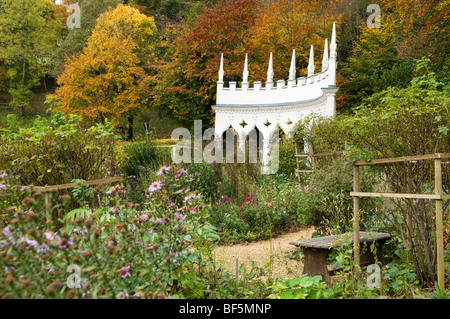 Die Exedra im Herbst in Painswick Rokoko-Garten in den Cotswolds Stockfoto