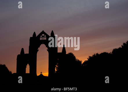 Abend-Silhouette des Gisborough Priory Stockfoto