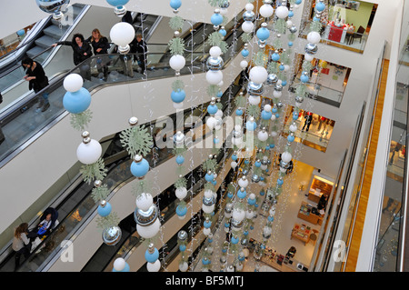 John Lewis speichern innen Weihnachtsdekoration und Fahrtreppen Londoner Oxford Street Stockfoto