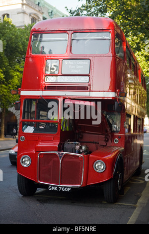 A aufgeschlüsselt Routemaster Bus auf einer Londoner Straße Stockfoto