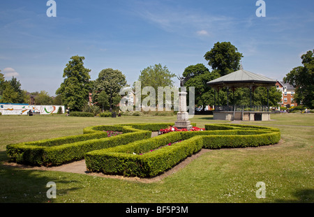 Kriegerdenkmal und Musikpavillon im Park, Eastleigh, Hampshire, England Stockfoto