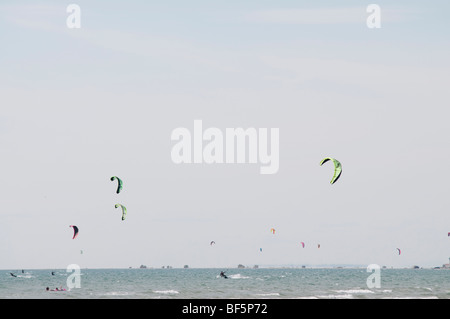 Kite-Surfer in Aktion am Meer Stockfoto