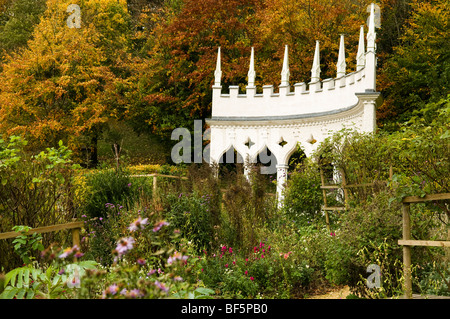 Die Exedra im Herbst in Painswick Rokoko-Garten in den Cotswolds Stockfoto