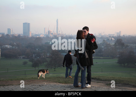 Liebenden küssen auf Primrose Hill, London. Stockfoto