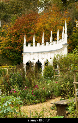 Die Exedra im Herbst in Painswick Rokoko-Garten in den Cotswolds Stockfoto