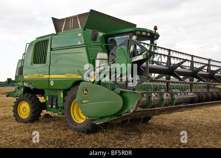 John Deer kombinieren Ernte Sojabohnen, Ukraine Stockfoto