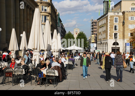 Straßencafé in der Nähe von Konigsbau, Schlossplatz, Stuttgart, Baden-Württemberg, Deutschland Stockfoto