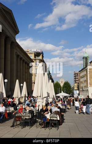 Straßencafé in der Nähe von Konigsbau, Schlossplatz, Stuttgart, Baden-Württemberg, Deutschland Stockfoto