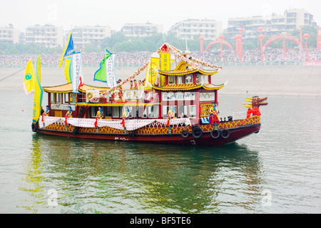 Drachenboot am Jangtse-Fluss, Yichang Stadt, Hubei, China Stockfoto