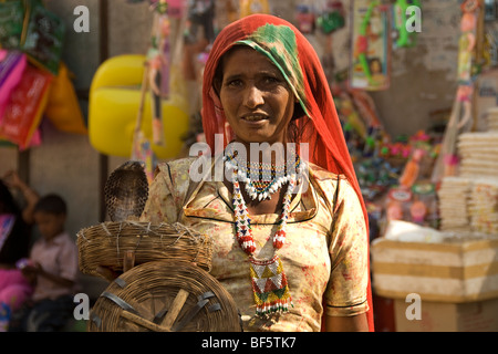 Ein Schlangenbeschwörer Frau versucht, seinen Job beim Pushkar Festival in Rajasthan Indien zu tun Stockfoto