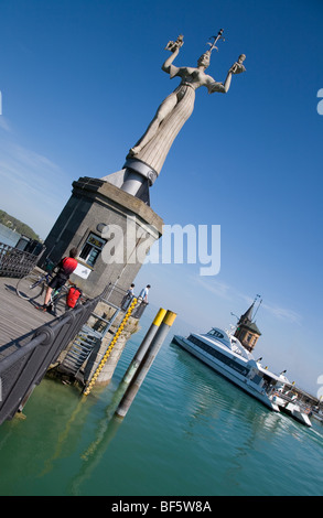 Port-Eingang Statue Imperia, Bildhauer Peter Lenk, Ausflugsschiff, Constance, Bodensee, Baden-Württemberg, Deutschland Stockfoto