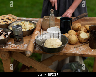 Old Fort Erie, Krieg von 1812 Reenactors in historischen Kostümen eine alte Mode-Mahlzeit zuzubereiten, Fort Erie, Ontario, Kanada Stockfoto