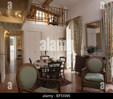 Antike Stühle im Wohn- / Esszimmer im kleinen Konvertierung Loftwohnung mit Mezzanine Zimmer Stockfoto