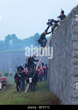 Kanada, Ontario, Fort Erie, Old Fort Erie, Krieg von 1812 Reenactors in historischen Kostümen. Amerikanische Soldaten gegen die Briten für Stockfoto