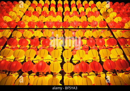 Eine Wand aus Laternen beim jährlichen Laternenfest Taiwans zur Schau gestellt. Stockfoto