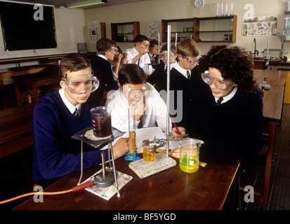 UK, Schule Chemie Lektion, Studenten im Labor Durchführung Experiments Stockfoto
