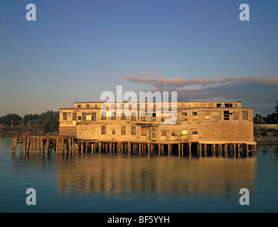 Eine verlassene Fisch Konservenfabrik in den Hafen des Flusses Coquille in Bandon, Oregon, an der Pazifikküste von Oregon Stockfoto