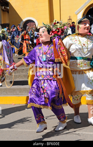 Peruanische Folklore Tanz "Los Diablos" erklärte vor kurzem nationale Kulturschatz von Peru in Cajabamba, am 6. September 2009 Stockfoto