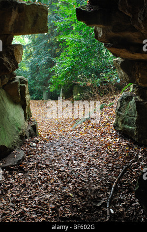 Der Einsiedler Höhle zündeten Arboretum, Gloucestershire, England, UK Stockfoto