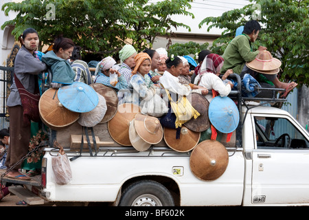 Ein Pick-up-Truck voller birmanischen Außendienstmitarbeiter auf ihrem Weg zum Reis Pflanzen Stockfoto