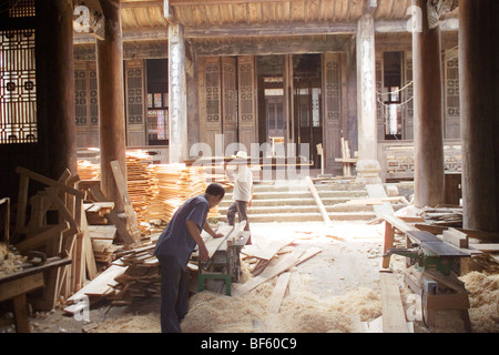 Hölzerner Handwerker in der traditionellen Architektur der Miao, Sägen, Dashuijing Dorf, Enshi Tujia und Miao, Hubei, China Stockfoto