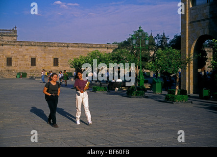 Mexikaner, mexikanische Volk, Studenten wandern, Fußgängerzone, Plaza Tapatia, Instituto Cultural Cabanas, Guadalajara, Jalisco, Mexiko Stockfoto