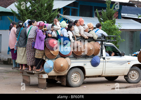 Ein Pick-up-Truck voller birmanischen Außendienstmitarbeiter auf ihrem Weg zum Reis Pflanzen Stockfoto