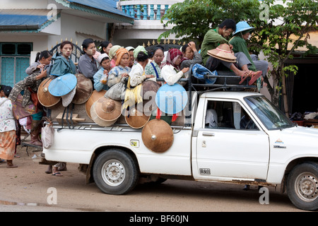 Ein Pick-up-Truck voller birmanischen Außendienstmitarbeiter auf ihrem Weg zum Reis Pflanzen Stockfoto