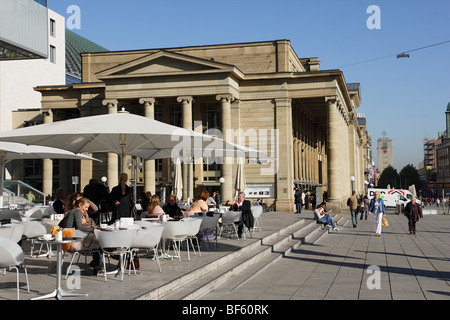 Straßencafé in der Nähe von Konigsbau, Schlossplatz, Stuttgart, Baden-Württemberg, Deutschland Stockfoto