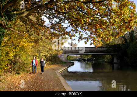 Paar Kanal Leinpfad entlang, im Herbst, sperrt Hatton, Grand Union Canal, Warwickshire, England, UK Stockfoto