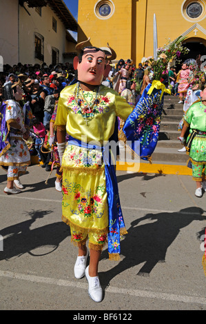 Peruanische Folklore Tanz "Los Diablos" erklärte vor kurzem nationale Kulturschatz von Peru in Cajabamba, am 6. September 2009 Stockfoto