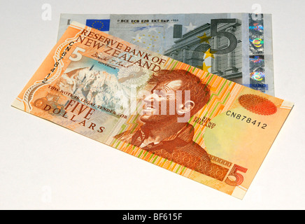 Europäischer Euro und Neuseeland-Dollar-Banknoten. Stockfoto