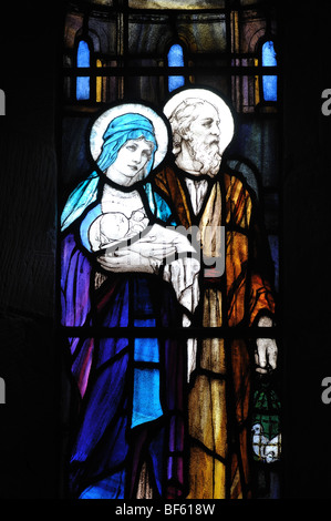 Glasmalerei von Maria und Josef mit dem Jesuskind, St. Giles Kirche, Packwood, Warwickshire, England, UK Stockfoto