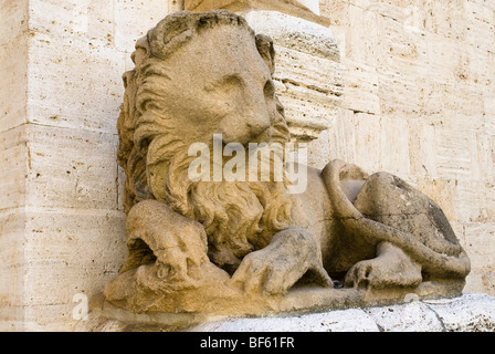 Skulptur vor einer Kirche, San Quirico d ' Orcia, Provinz Siena, Toskana, Italien Stockfoto