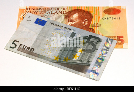 Europäischer Euro und Neuseeland-Dollar-Banknoten. Stockfoto