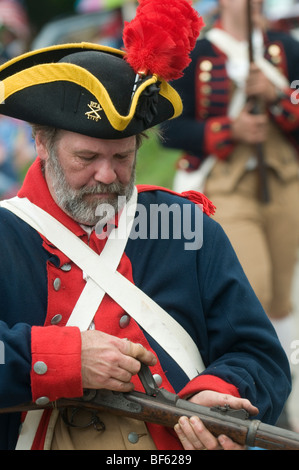 Kolonialzeit Soldat laden Gewehr in Bristol Rhode-Island vierten Juli Parade. Stockfoto