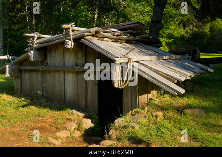 Rekonstruktion der traditionellen indianischen Logen Yurok-Indianer im Sumeg Village, Patricks Point State Park, Kalifornien Stockfoto